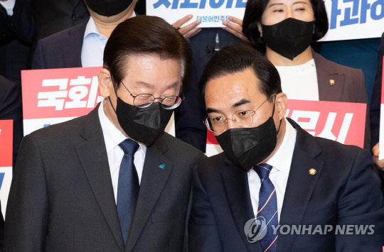 이재명 더불어민주당 대표와 박홍근 원내대표가 25일 국회에서 윤석열 대통령의 국회 도착을 앞두고 대화를 하고 있다.<연합뉴스>